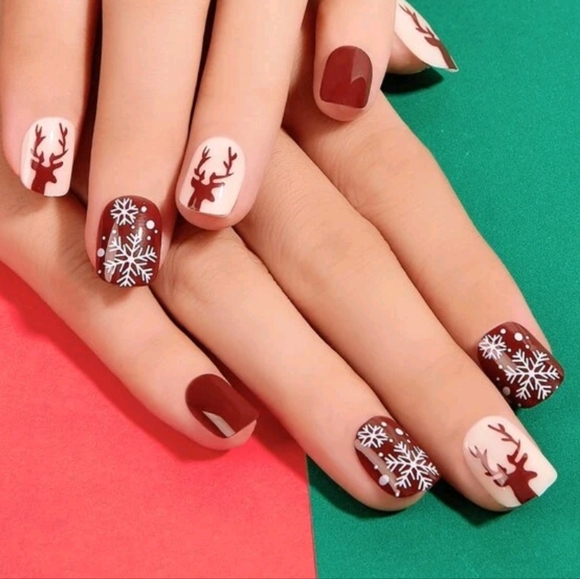 24 pc Xmas Nails - Picture 2 of 5